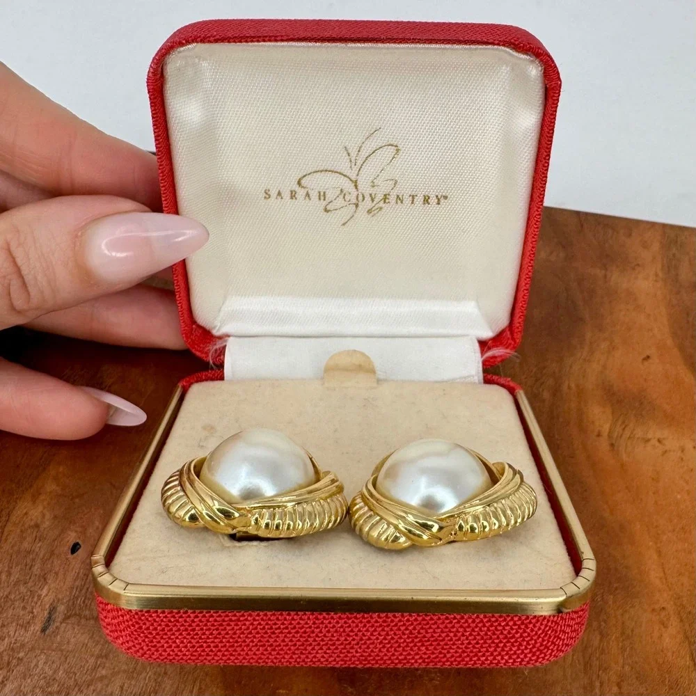 Vintage Sarah Coventry Gold Tone Faux Pearl Ribbed Swirl Clip On Earrings Boxed